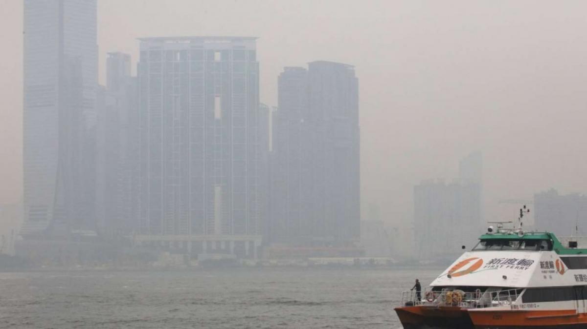 Typhoon Nida hits Hong Kong, thousands evacuated